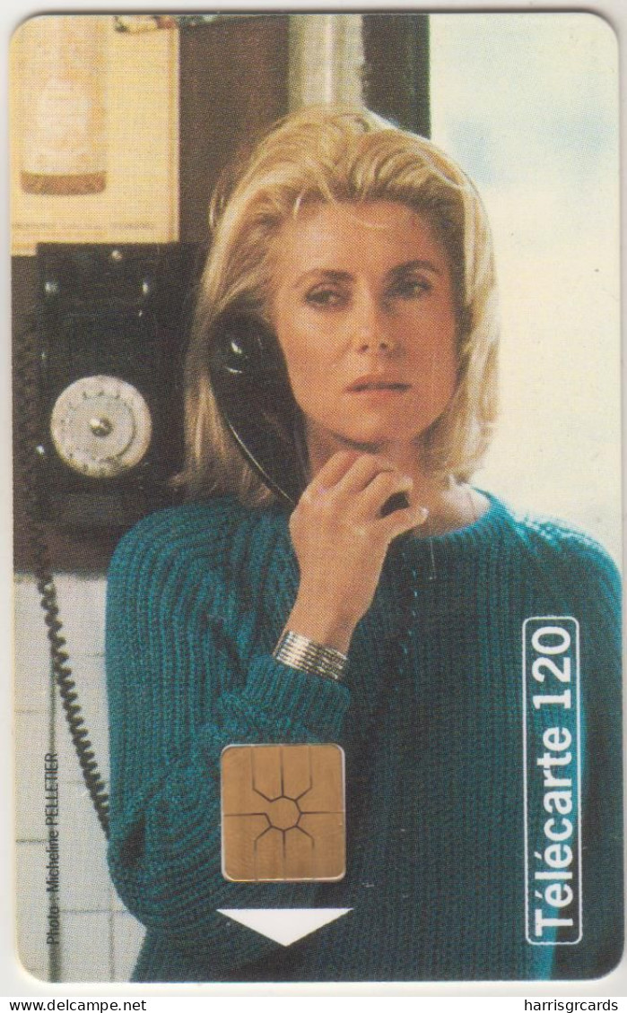 FRANCE - Telephone Et Cinema N.8 - Catherine Deneuve, CN:C56, Chip:GEM1B (Not Symmetric White/Gold), 120U, 04/95, Used - 1995