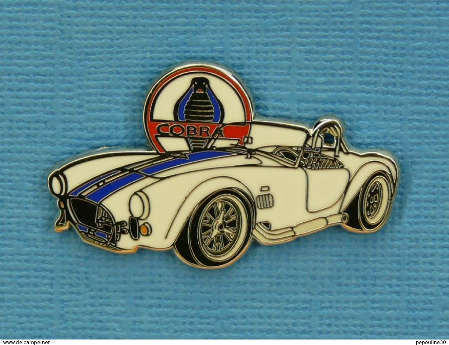 1 PIN'S //  ** L'" AC COBRA " VOITURE DE SPORT / 1960-1970 / MOTEUR V8 BOITE MANU 4 RAPPORTS FORD USA ** . (23/25) - Ford