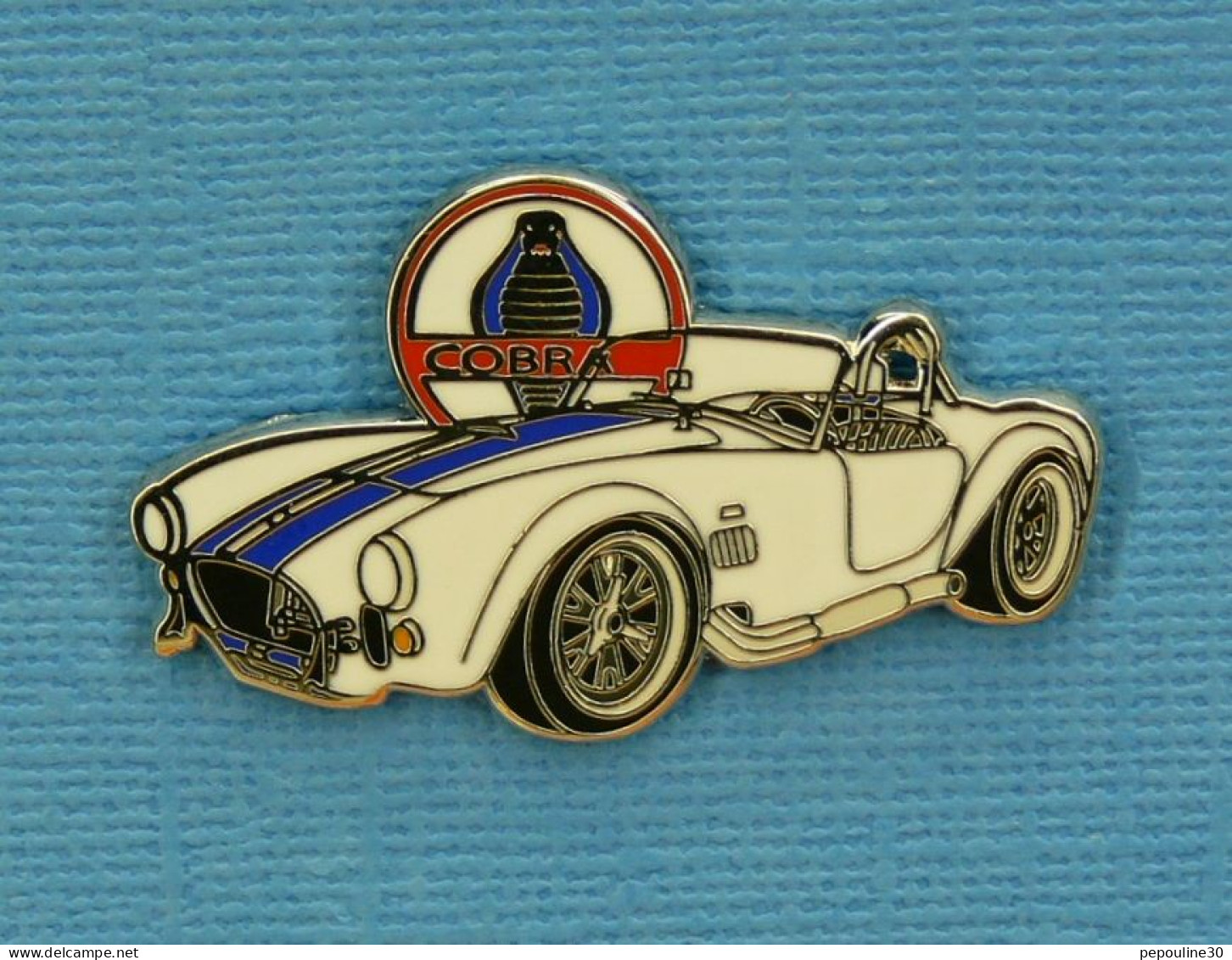 1 PIN'S //  ** L'" AC COBRA " VOITURE DE SPORT / 1960-1970 / MOTEUR V8 BOITE MANU 4 RAPPORTS FORD USA ** . (23/25) - Ford