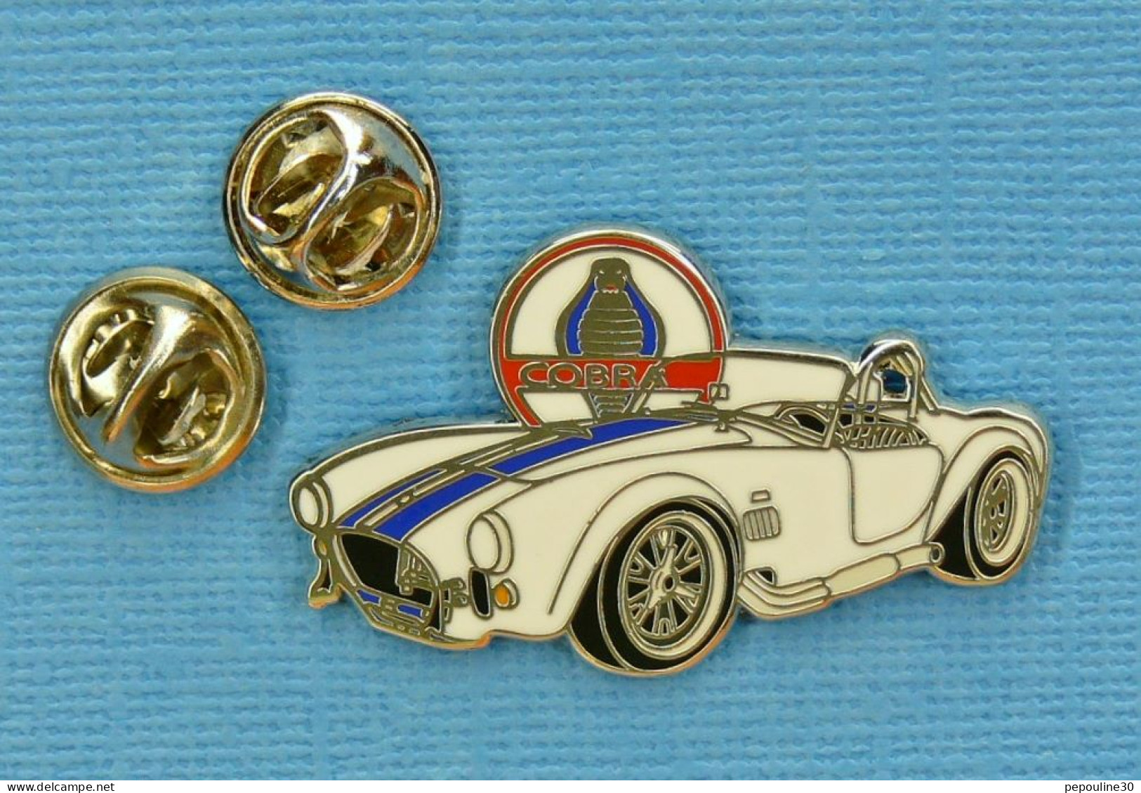 1 PIN'S //  ** L'" AC COBRA " VOITURE DE SPORT / 1960-1970 / MOTEUR V8 BOITE MANU 4 RAPPORTS FORD USA ** . (23/25)