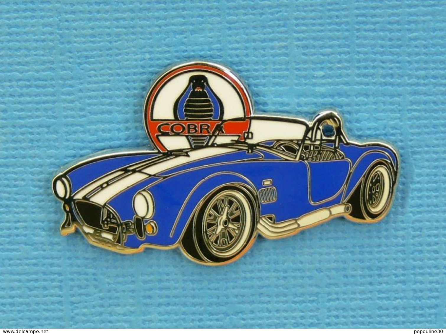 1 PIN'S //  ** L'" AC COBRA " VOITURE DE SPORT / 1960-1970 / MOTEUR V8 BOITE MANU 4 RAPPORTS FORD USA ** . (23/25) - Ford