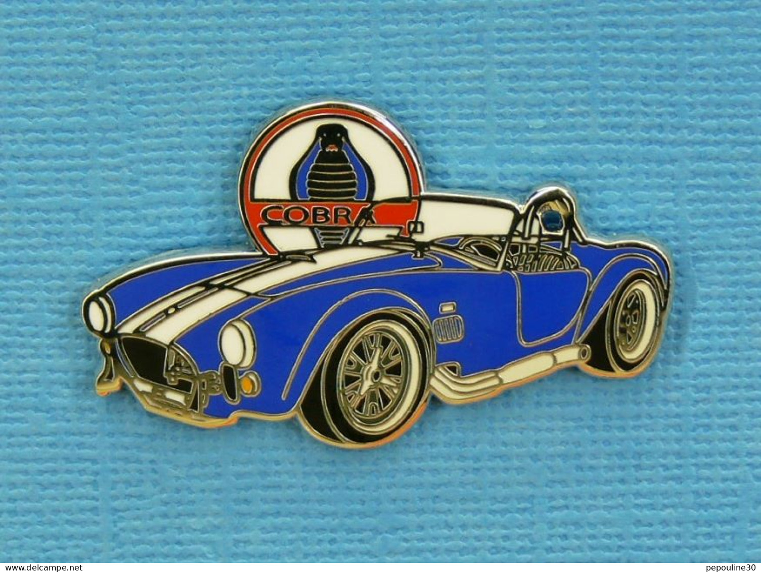 1 PIN'S //  ** L'" AC COBRA " VOITURE DE SPORT / 1960-1970 / MOTEUR V8 BOITE MANU 4 RAPPORTS FORD USA ** . (23/25) - Ford