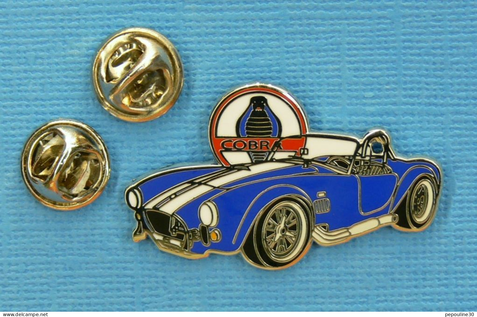 1 PIN'S //  ** L'" AC COBRA " VOITURE DE SPORT / 1960-1970 / MOTEUR V8 BOITE MANU 4 RAPPORTS FORD USA ** . (23/25)