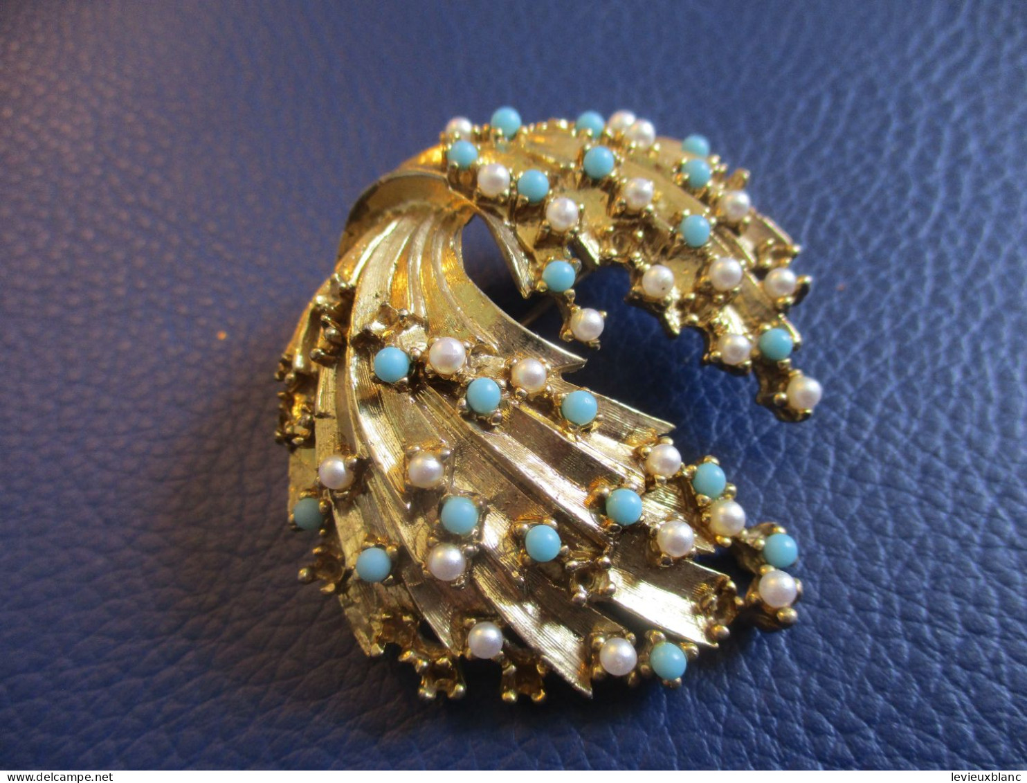 Broche fantaisie ancienne avec sertissage de mini Turquoises et Perles /  Vers 1950-1970         BIJ162