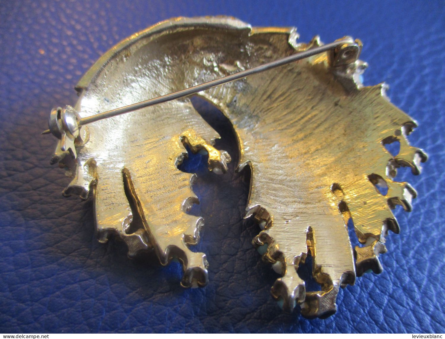 Broche fantaisie ancienne avec sertissage de mini Turquoises et Perles /  Vers 1950-1970         BIJ162