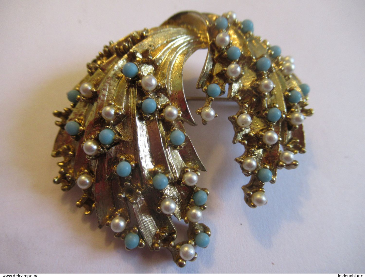 Broche Fantaisie Ancienne Avec Sertissage De Mini Turquoises Et Perles /  Vers 1950-1970         BIJ162 - Colliers/Chaînes