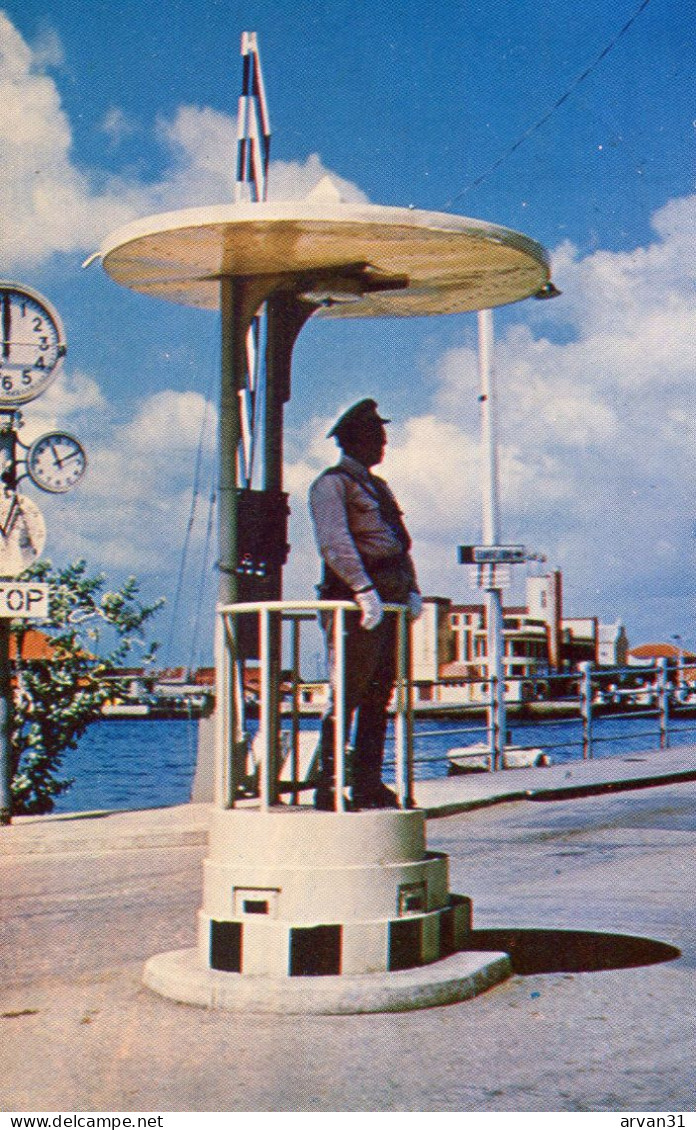 WILLEMSTAD - CURACAO  -  POLICEMAN DIRECTING TRAFFIC - 1955 - - Other & Unclassified
