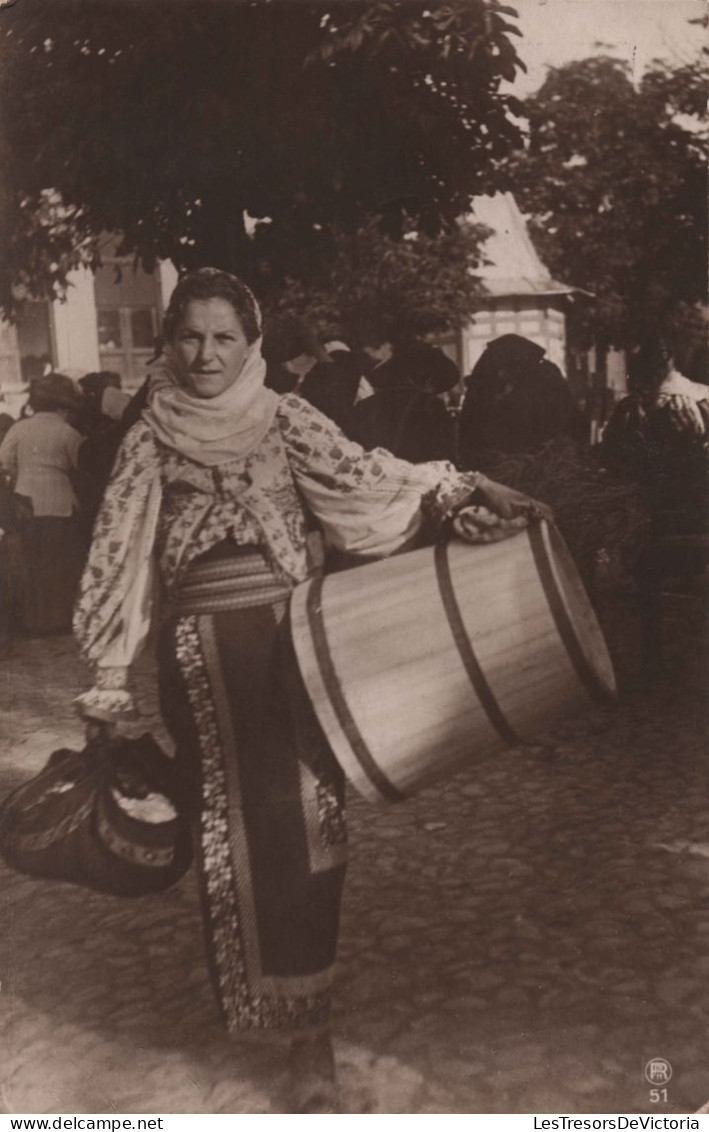 ROUMANIE - Carte Photo D'une Femme Avec Un Tonneau Et Baluchon - Oblitéré A Bistrita  - Carte Postale Ancienne - Rumänien