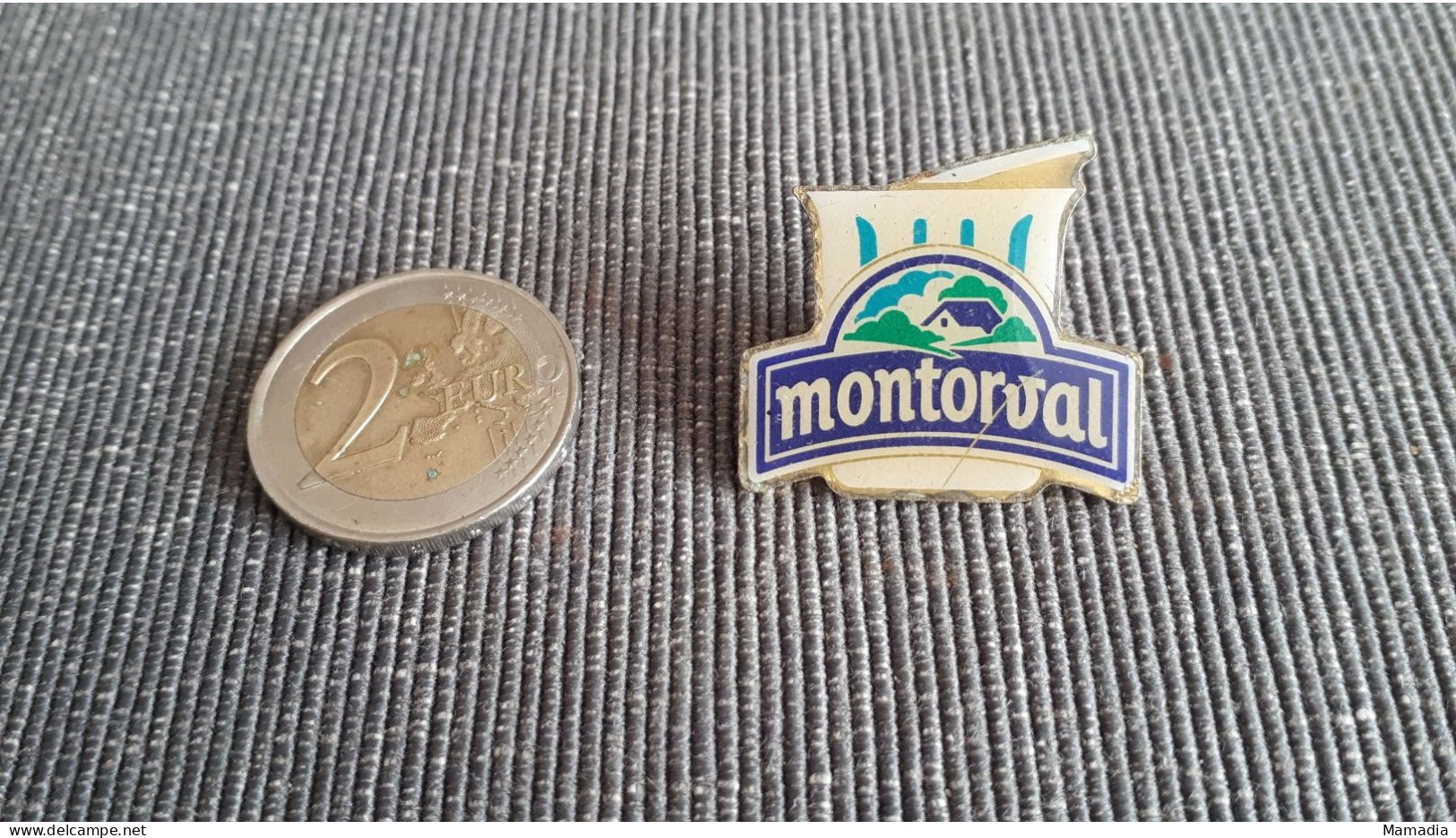 PIN'S PINS ALIMENTATION YAOURTH YAOURT MONTORVAL LAIT CREMERIE - Alimentazione