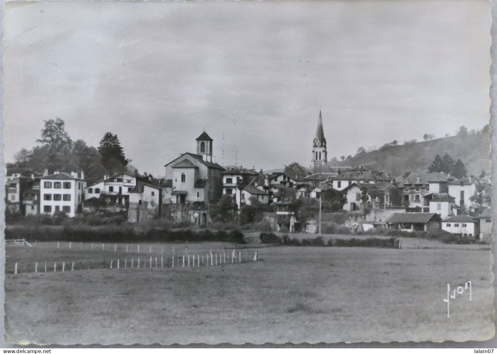 Carte Postale : 64 : SAINT-PALAIS : Une Partie Du Bourg Vue De La Route De Mauléon, Timbre En 1956 - Saint Palais