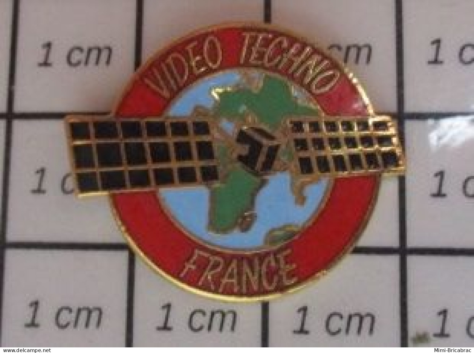 311B Pin's Pins / Beau Et Rare / ESPACE / VIDEO TECHNO FRANCE SATELLITE PANNEAUX SOLAIRES - Espace