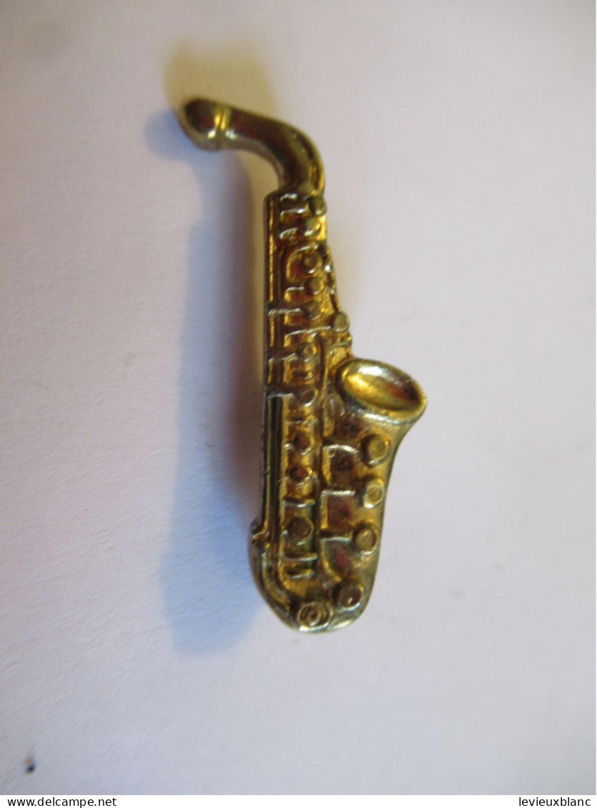 Petit Insigne Musical / Saxophone / Bronze Doré / Vers 1950 - 1970           BIJ164 - Brooches