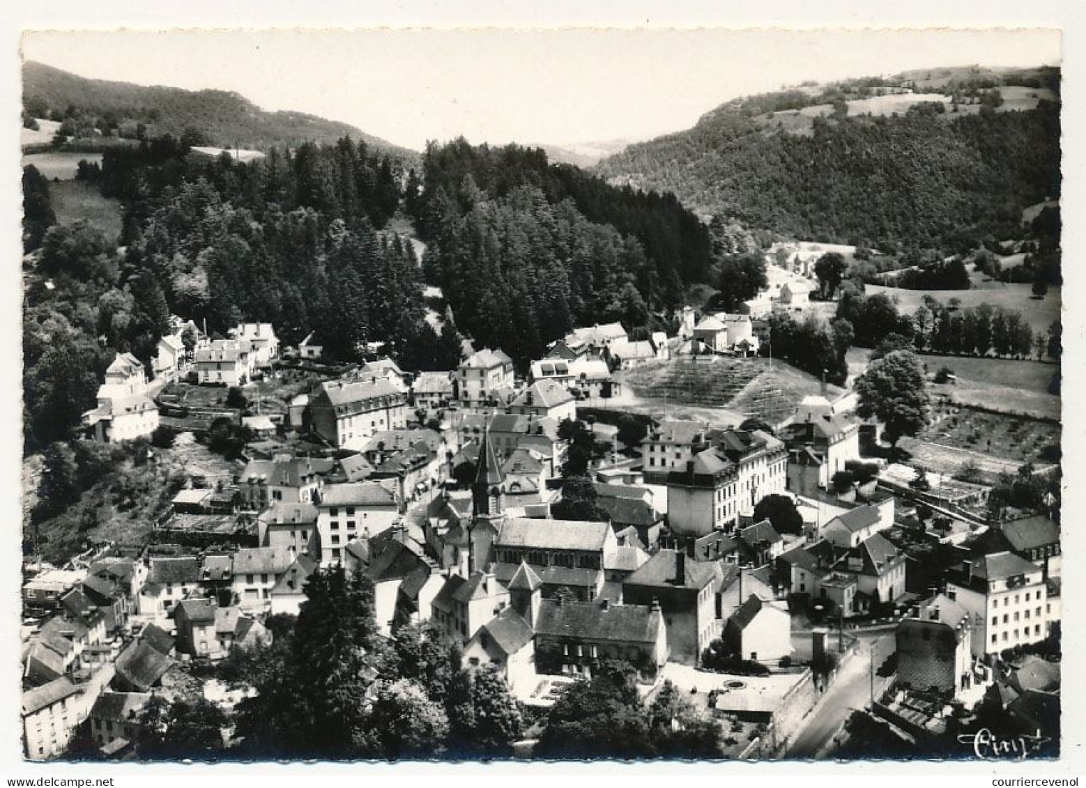 CPSM - CONDAT-EN-FENIERS (Cantal) - Vue Générale - Le Groupe Scolaire, La Porte, L'Eglise St Joseph, L'Eglise - Condat