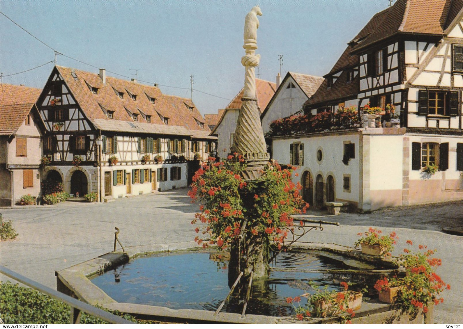 DAMBACH LA VILLE. - La Place Du Marché Avec Sa Fontaine Fleurie - Dambach-la-ville