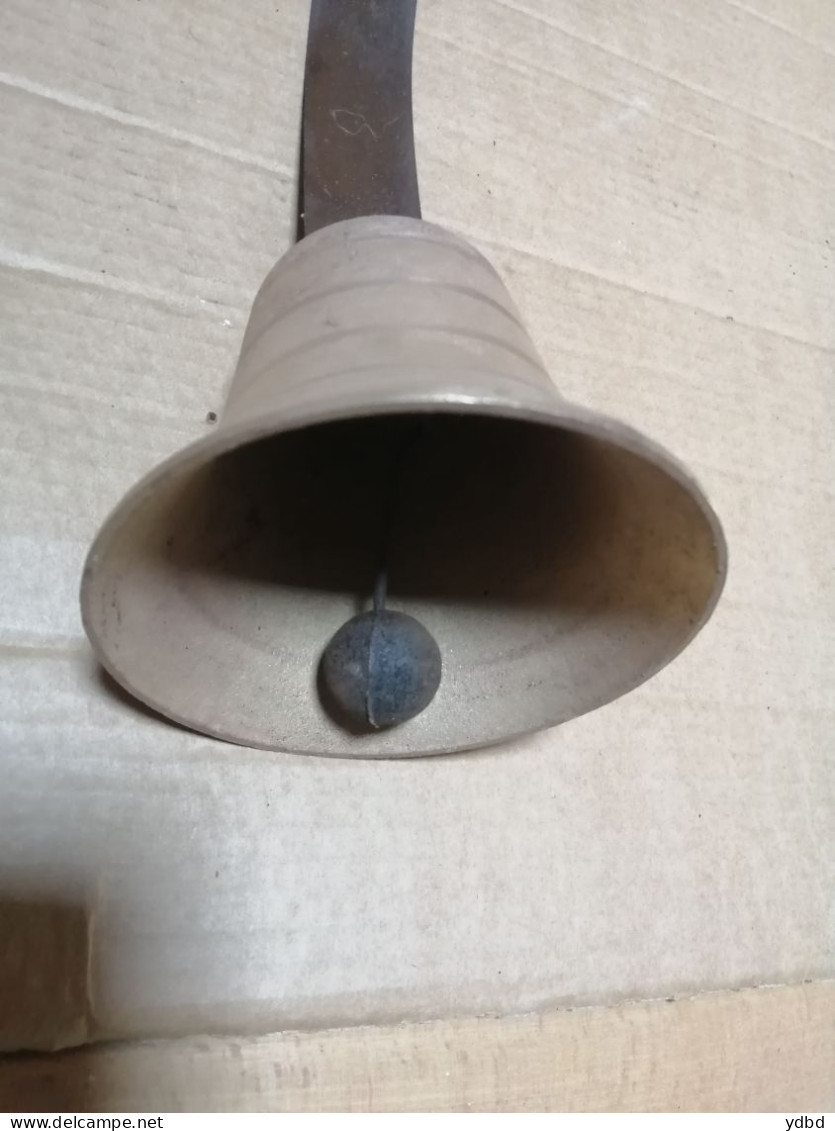 UNE ANCIENNE CLOCHE DE PORTAIL EN BRONZE - Campane