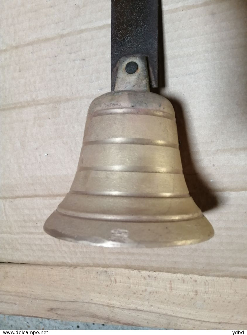 UNE ANCIENNE CLOCHE DE PORTAIL EN BRONZE - Campane