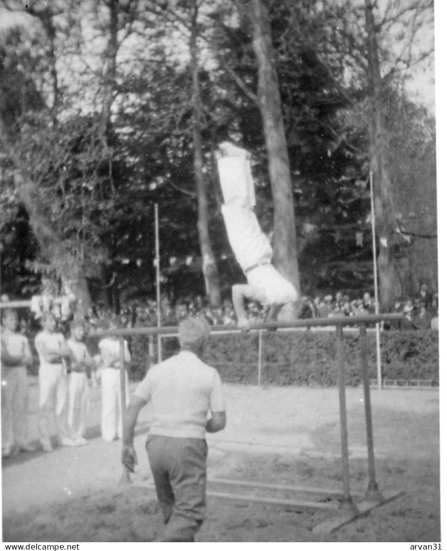 PHOTO De GYMNASTIQUE - BARRES PARALLELES - - Gymnastiek