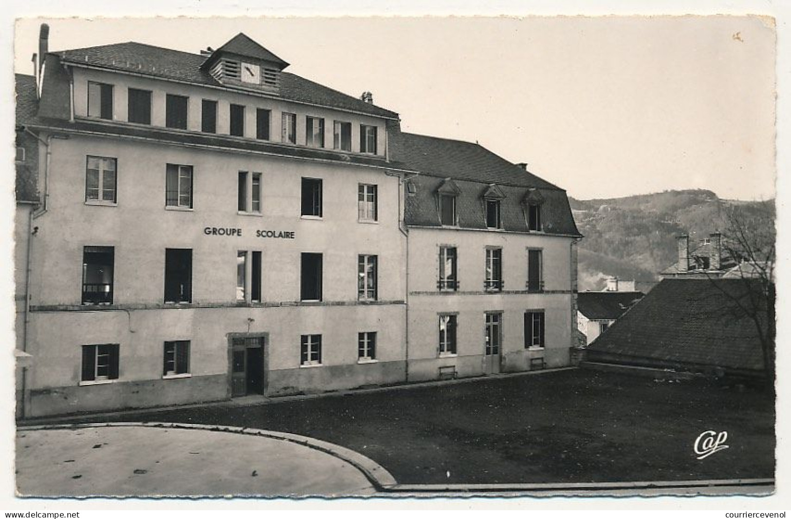 CPSM - CONDAT-EN-FENIERS (Cantal) - Le Groupe Scolaire - Condat