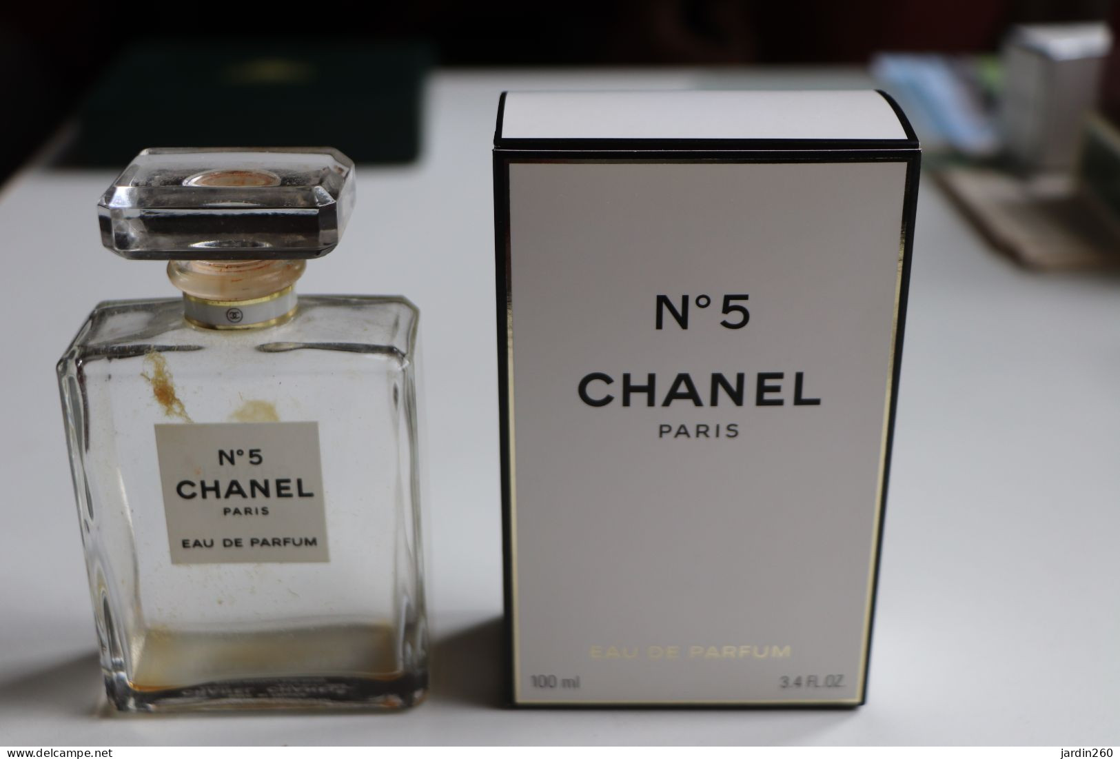 Lot De 2 Flacons Vides De Parfum : "N5" De Chanel Et "Cristalle Eau Verte" De Chanel - Flesjes (leeg)