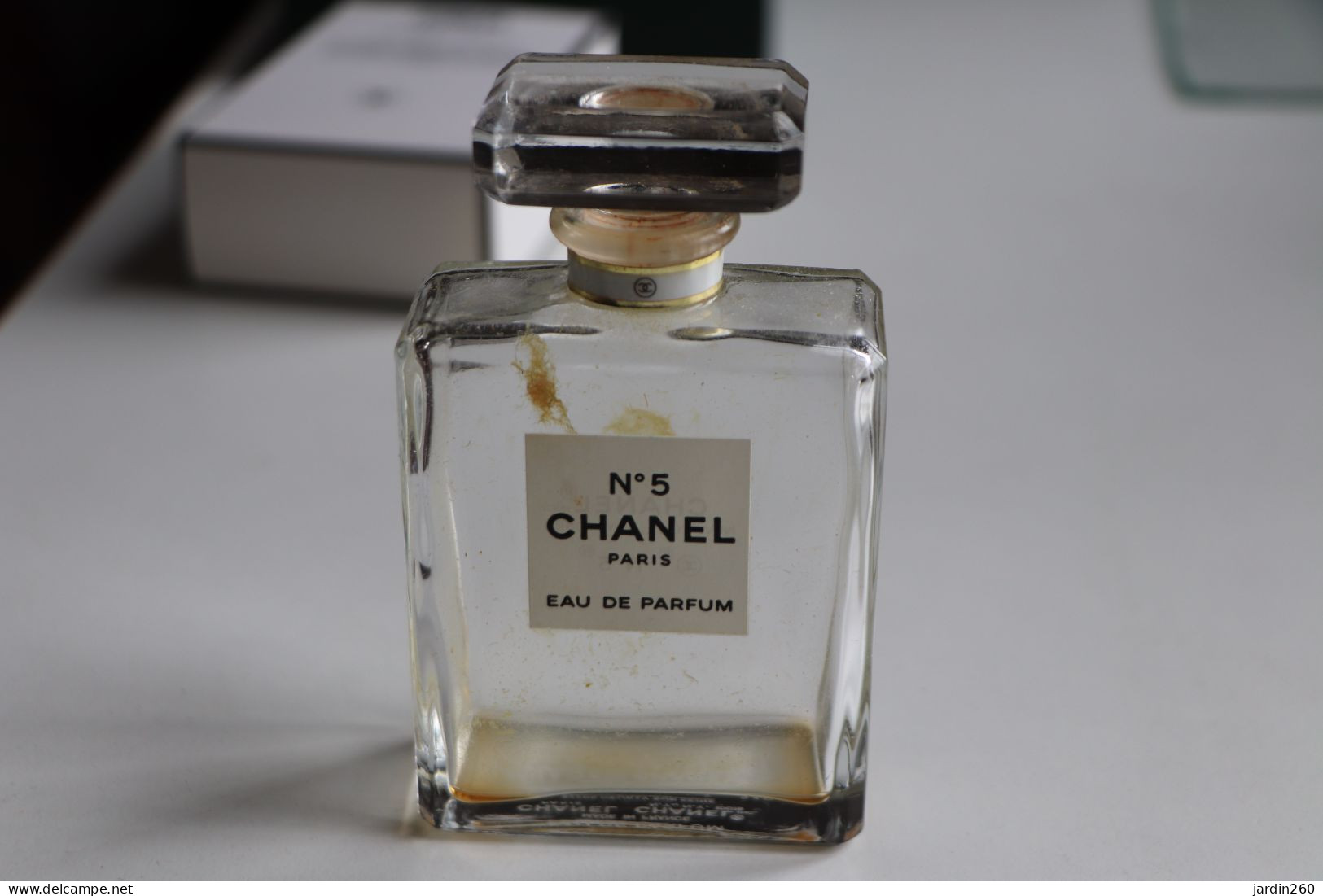 Lot De 2 Flacons Vides De Parfum : "N5" De Chanel Et "Cristalle Eau Verte" De Chanel - Frascos (vacíos)