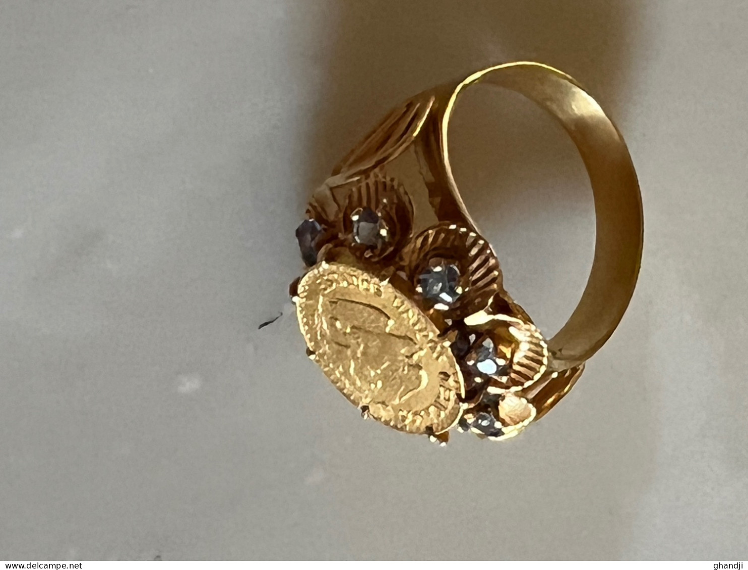 Bague En Or Avec Pierres Précieuses Et Pièce De Monnaie - Anillos