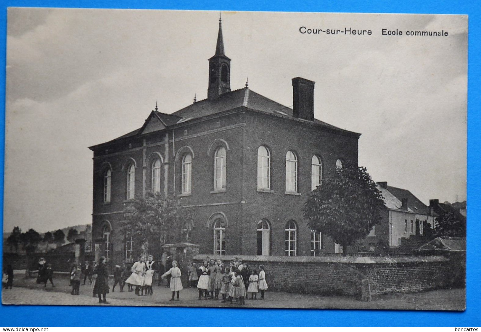 Cour-sur-Heure: Ecole Communale Très Animée Avec Groupe D'enfants Dans La Cour. - Thuin