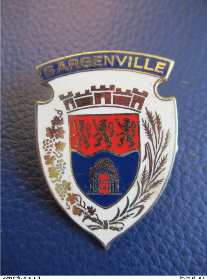 Insigne De Ville/"GARGENVILLE "/ Yvelines/Fabricant/Bronze Cloisonné émaillé /1970    INS119 - Politie En Rijkswacht