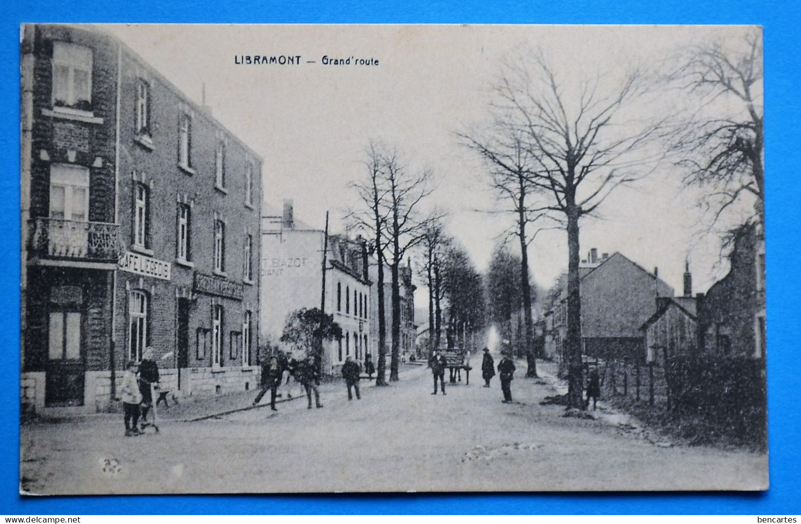 Libramont : Grand'route Devant Le Café Liegeois. Très Animée - Libramont-Chevigny