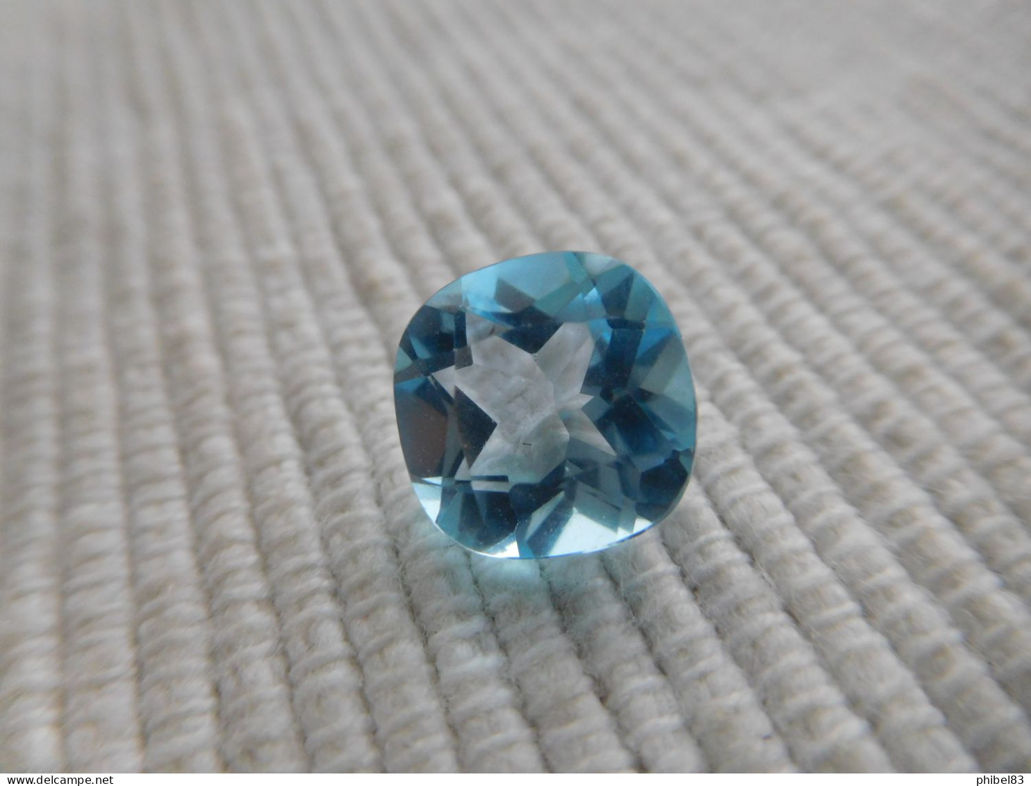 Topaze Bleu, Taille Coussin A Facettes 4.80 Carats. 09 - Topaz