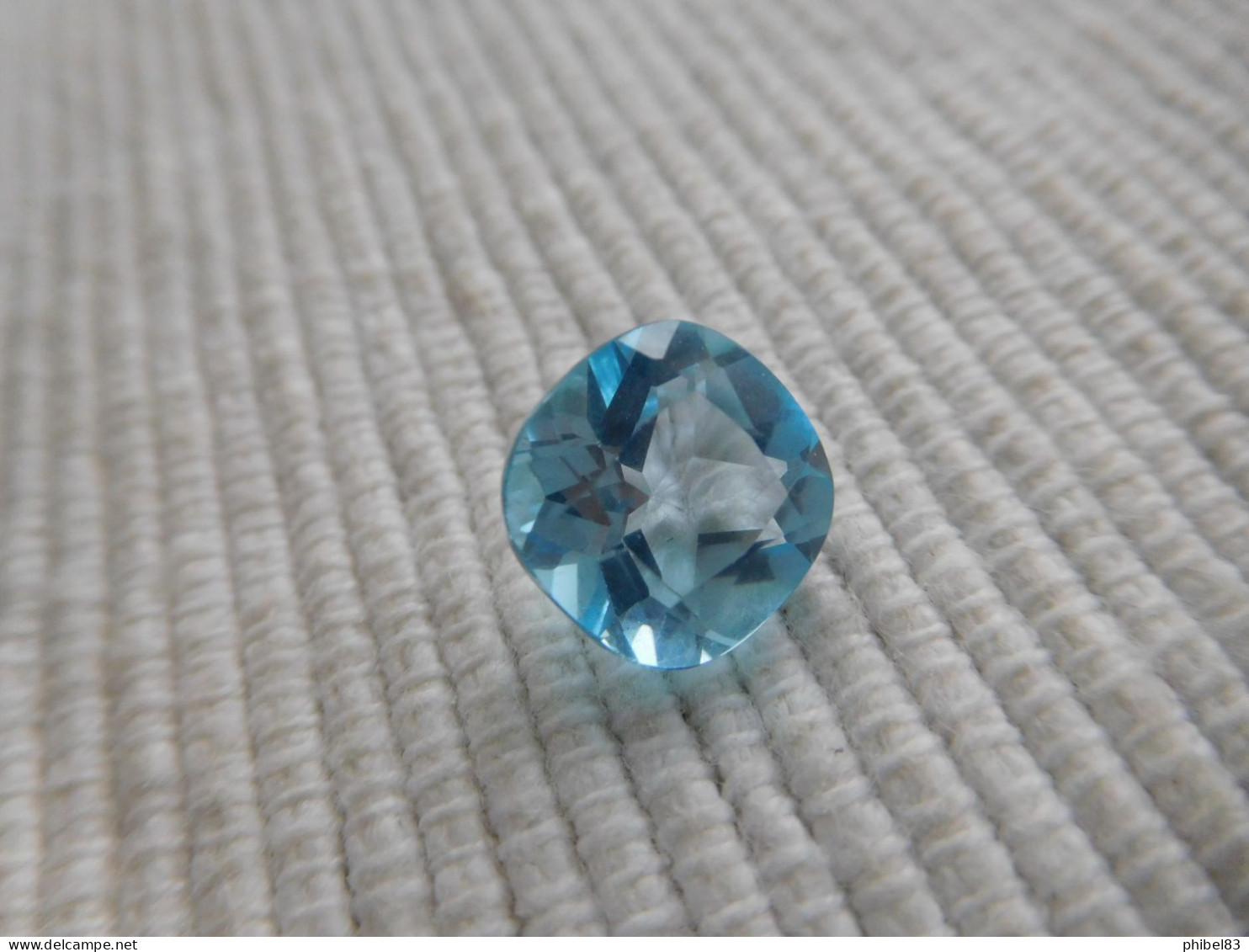 Topaze Bleu, Taille Coussin A Facettes 4.80 Carats. 09 - Topaz