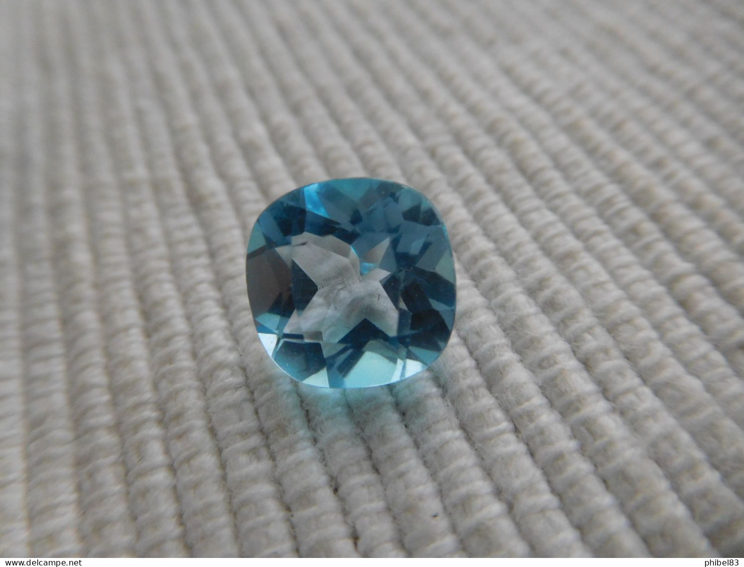 Topaze Bleu, Taille Coussin A Facettes 4.80 Carats. 09 - Topaz