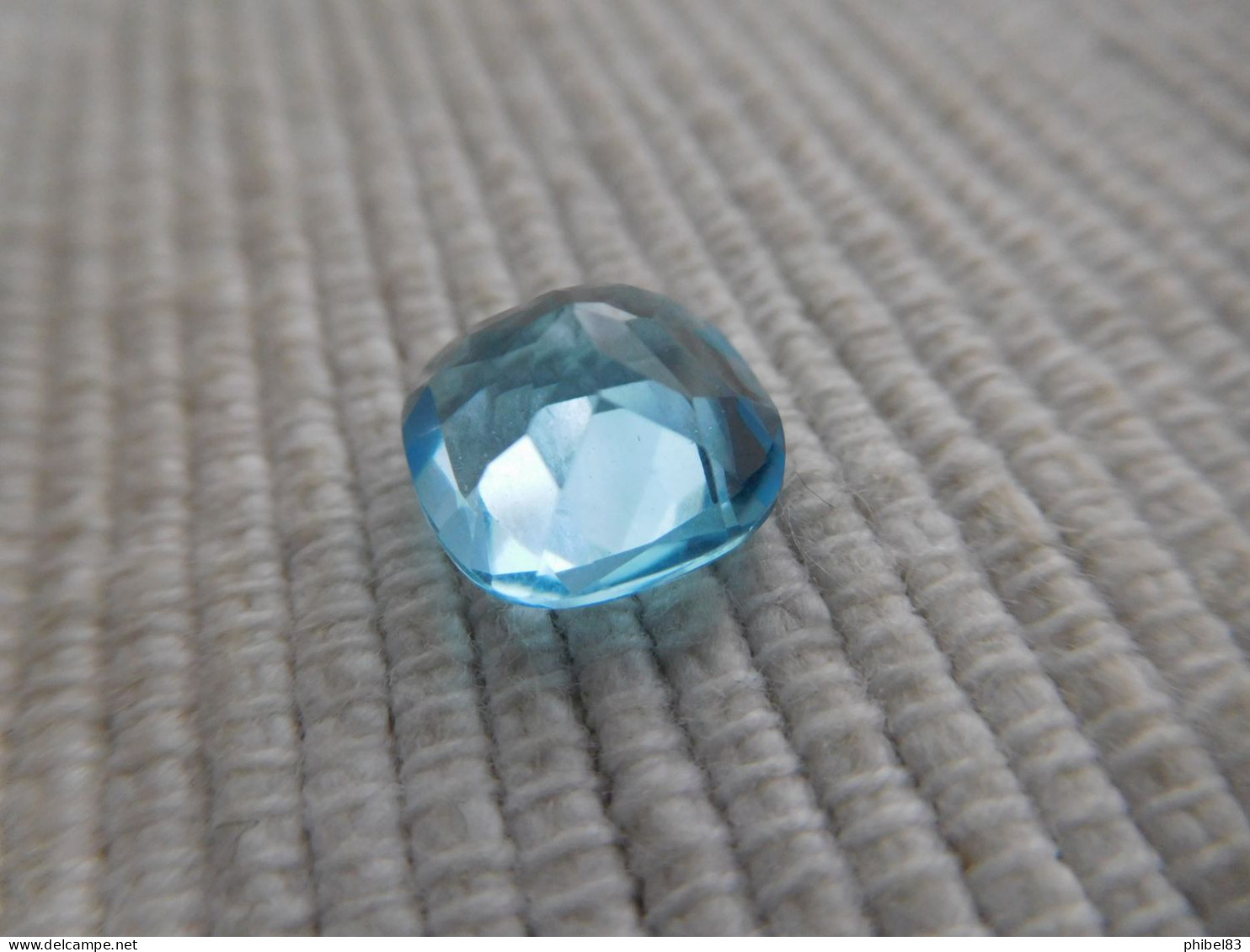 Topaze bleu, taille coussin a facettes 4.80 carats. 09