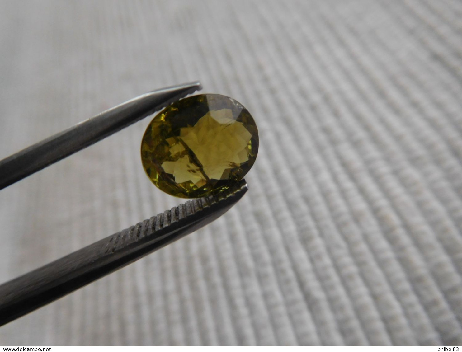 Tourmaline naturelle verte, taille ovale a facettes 1.93 carats. 10