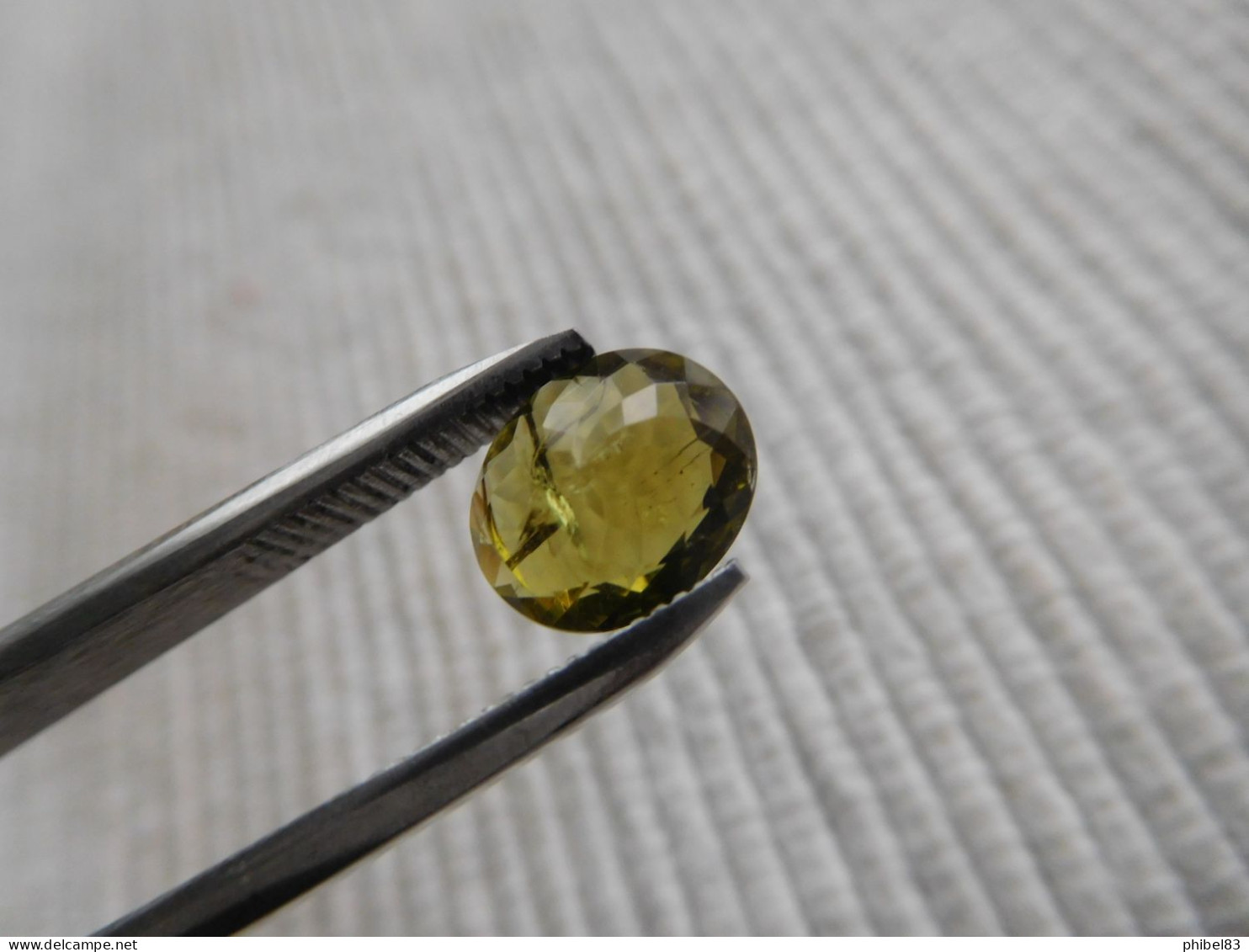 Tourmaline naturelle verte, taille ovale a facettes 1.93 carats. 10