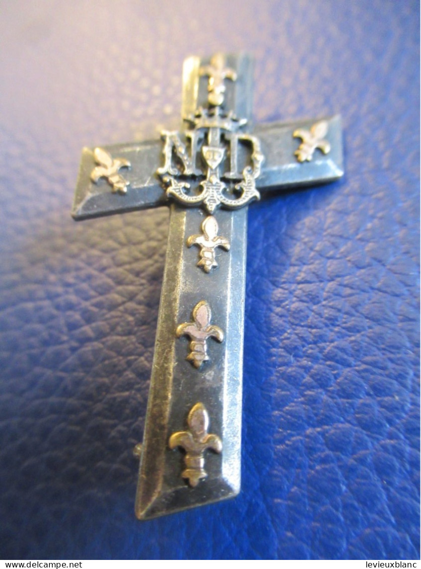 Broche Ancienne De Boutonnière/"Croix ND De Lourdes Couronnée"  & Fleurs De Lys"/Métal Bruni/Fin XIXéme  INS122 - Religion & Esotérisme