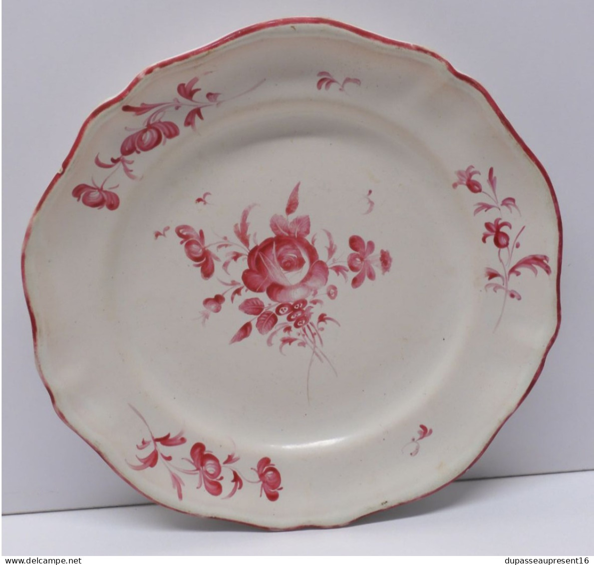 -BELLE ASSIETTE CERAMIQUE FAIENCE DE L'EST XVIIIe Fleurs ROSES COLLECTION   E - Est (FRA)