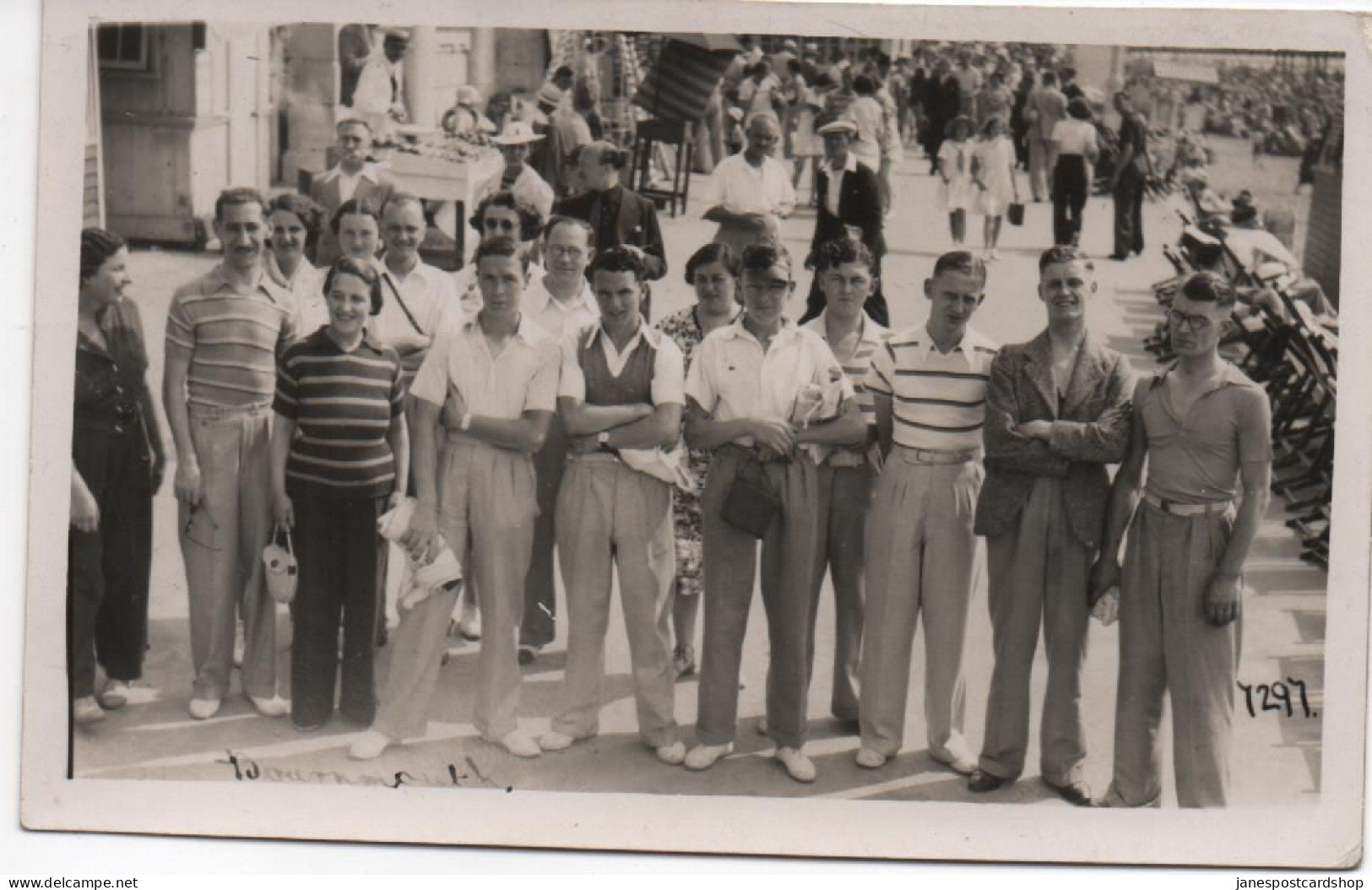 REAL PHOTO POSTCARD - BOURNEMOUTH PROM - SOCIAL HISTORY - PEOPLE - OUTING - LOCAL PUBLISHER - Bournemouth (until 1972)