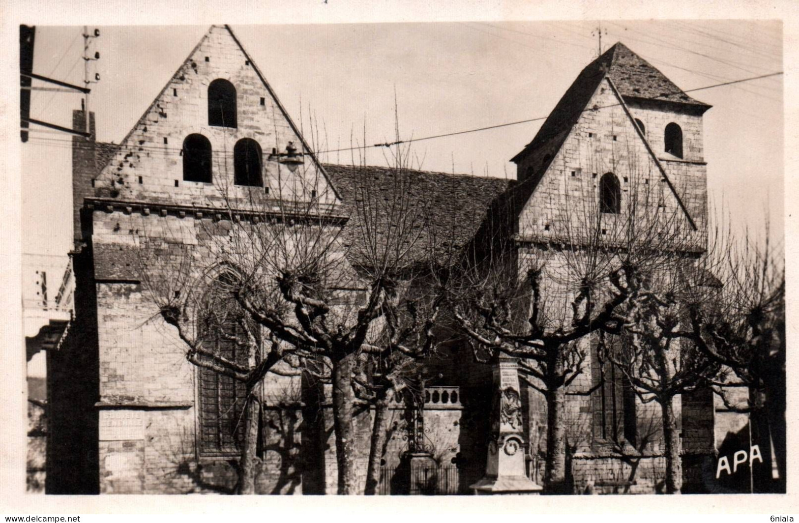 18966 SALVIAC  Le Monument Et Place De L'Eglise   (2 Scans ) 46 - Salviac