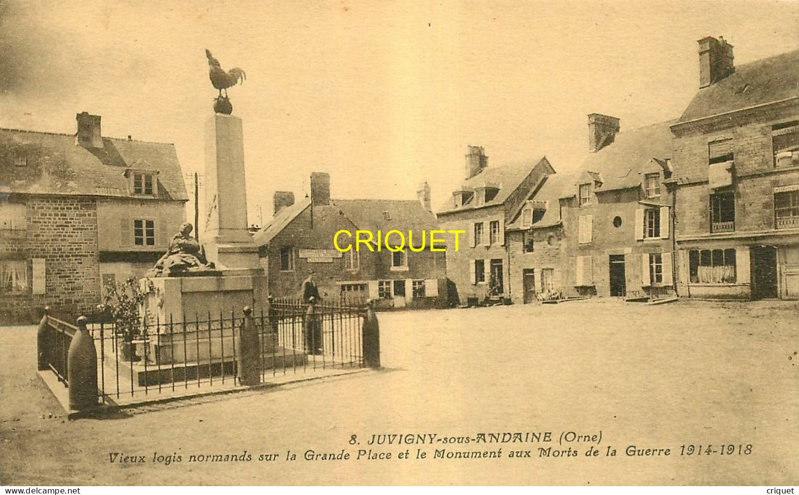 61 Juvigny Sous Andaine, Vieux Logis Normands Sur La Grande Place Et Monument Aux Morts, Carte Pas Courante - Juvigny Sous Andaine