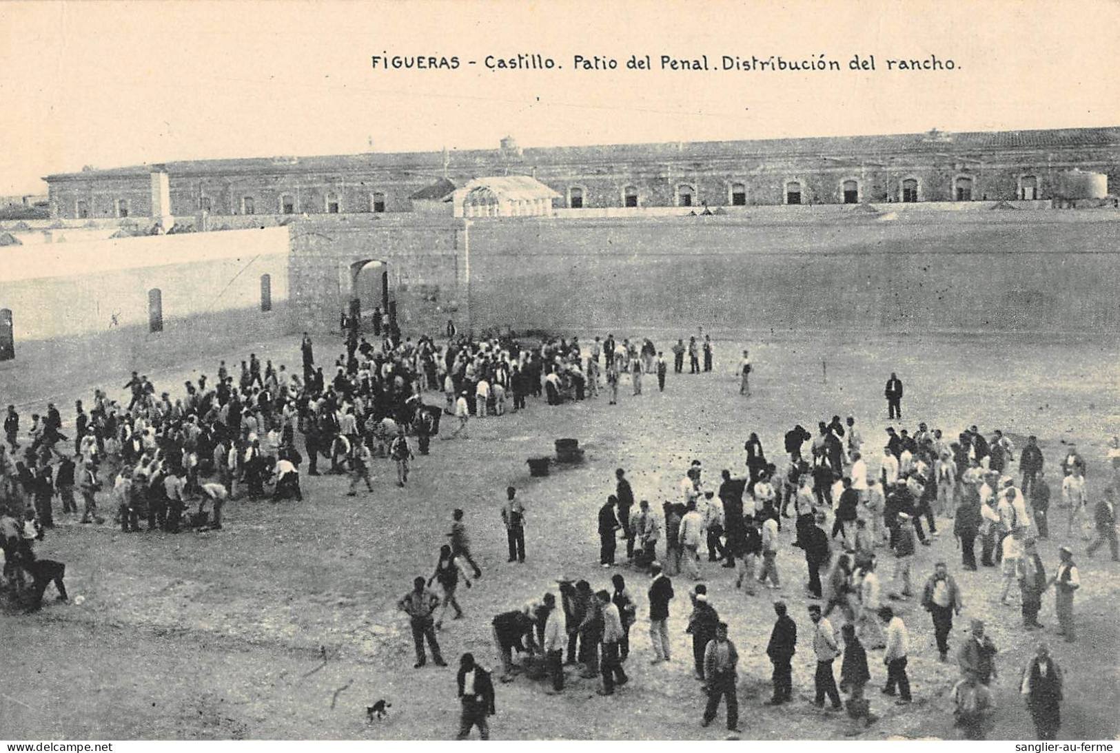 CPA ESPAGNE FIGUERAS CASTILLO PATIO DEL PENAL DISTRIBUCION DEL RANCHO - Barcelona