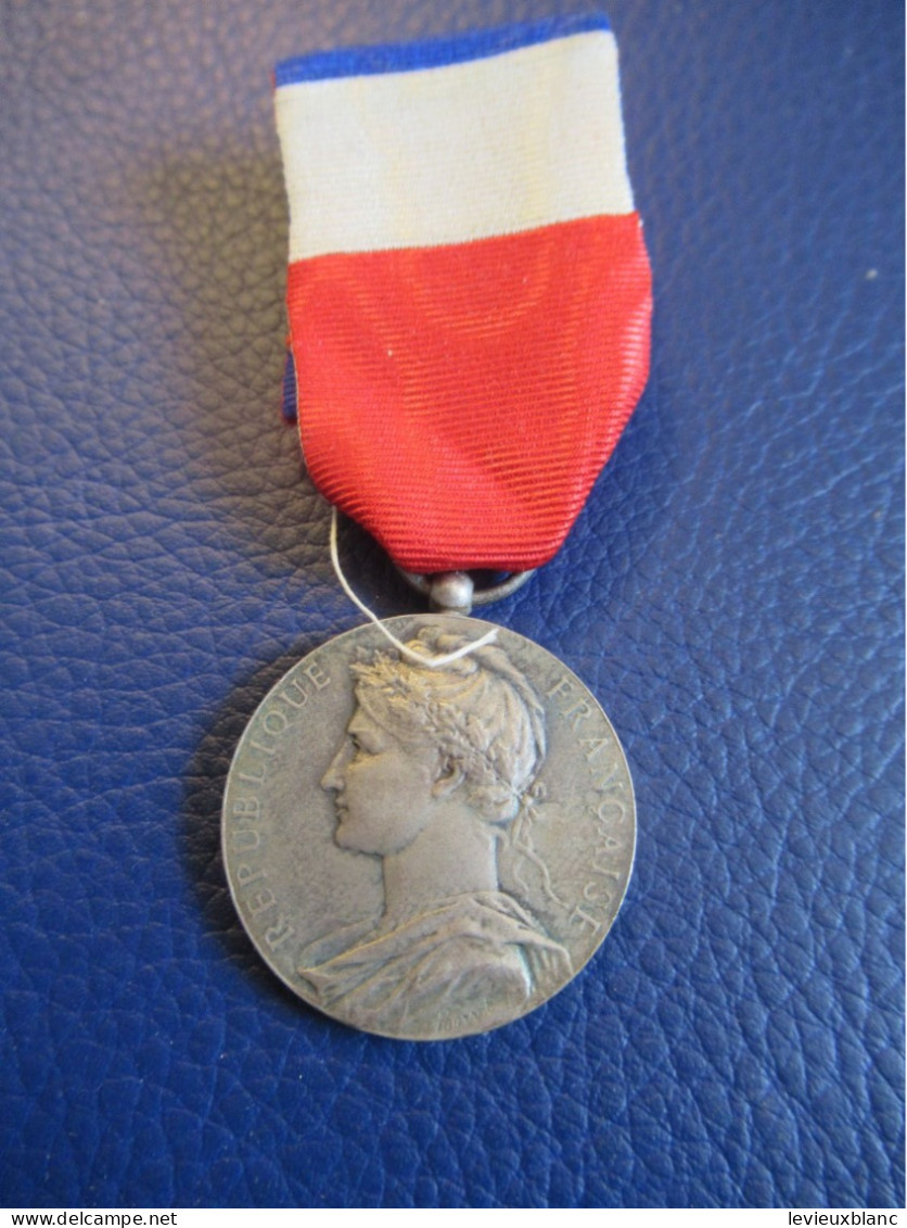 Médaille Du Travail/ République FR / Honneur Travail/attribuée/avec Ruban/ ROUSSEL/1930                MED452 - Francia