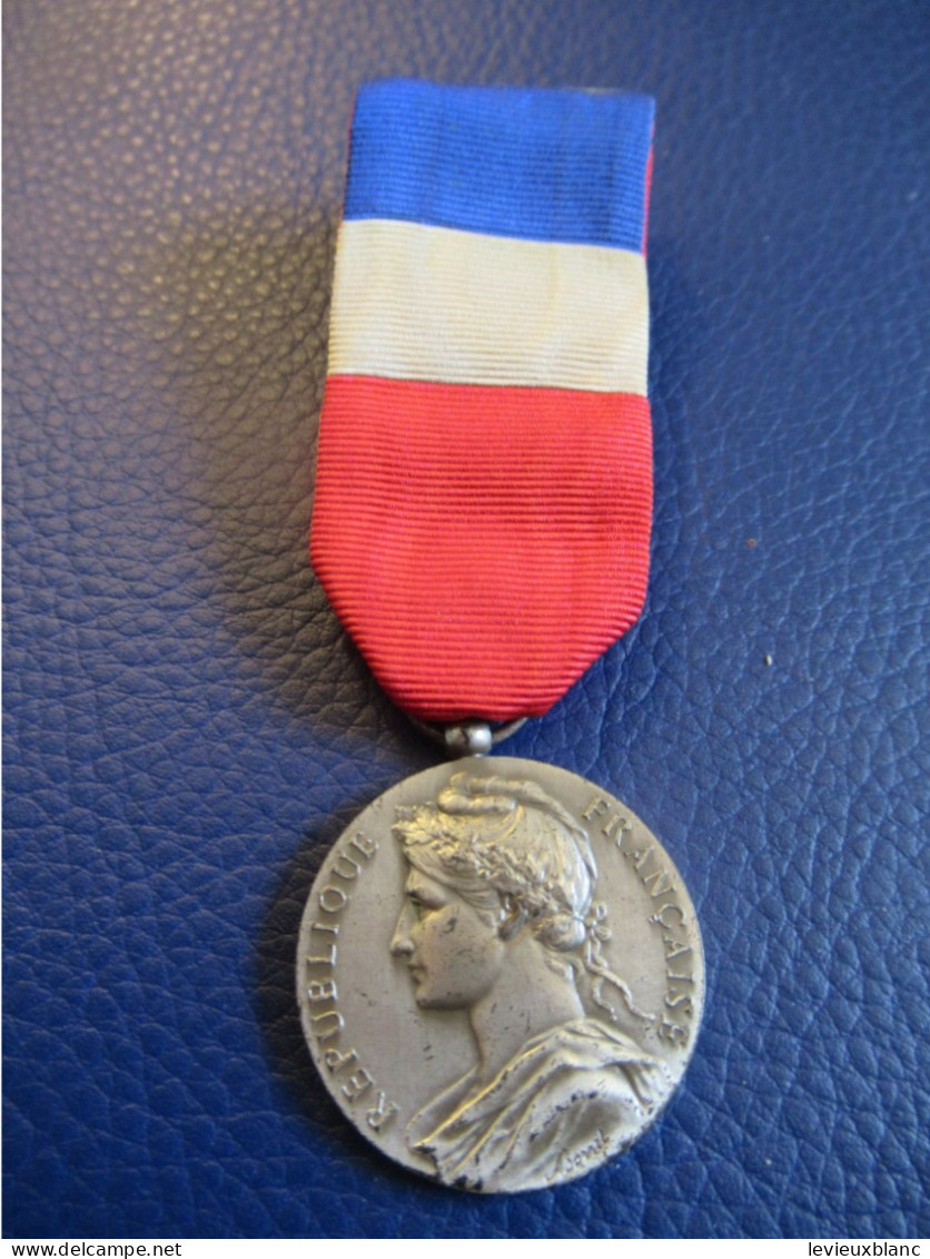 Médaille Du Travail/ République FR / Honneur Travail/attribuée/avec Ruban/ MEUNIER/1969               MED453 - Frankrijk