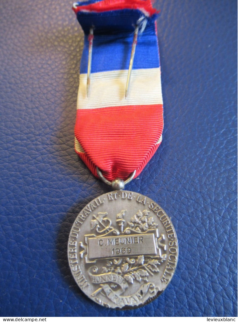 Médaille Du Travail/ République FR / Honneur Travail/attribuée/avec Ruban/ MEUNIER/1969               MED453 - Francia