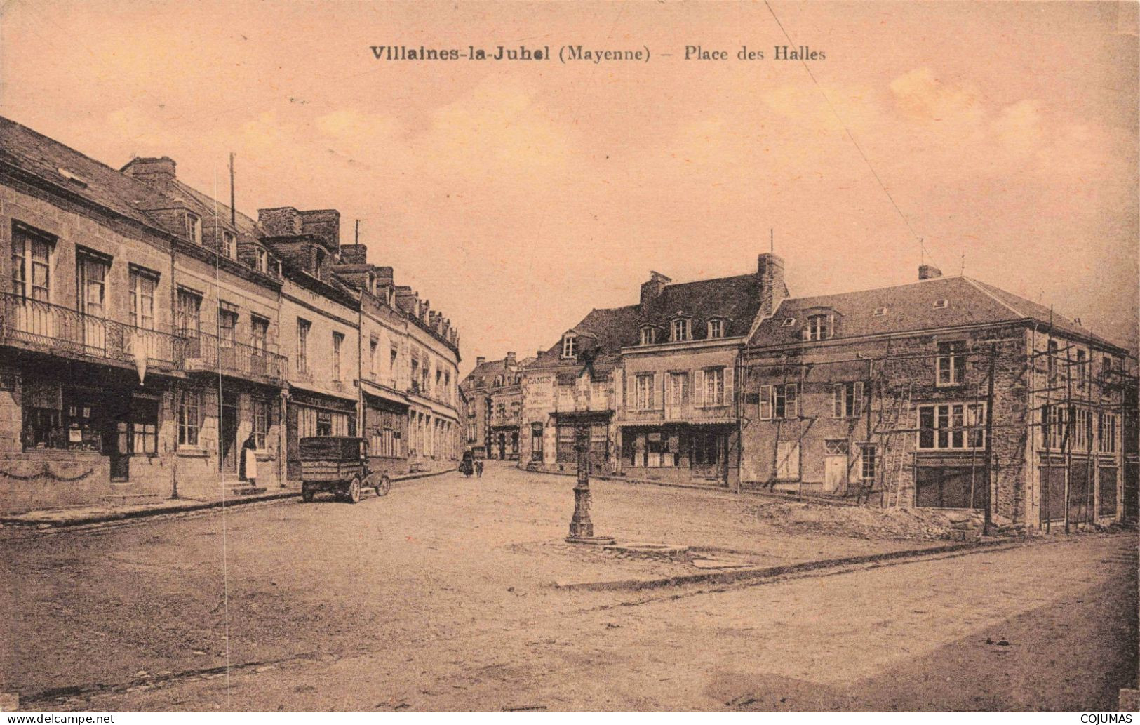 53 - VILLAINES LA JUHEL - S17048 - Place Des Halles - Automobile - L23 - Villaines La Juhel