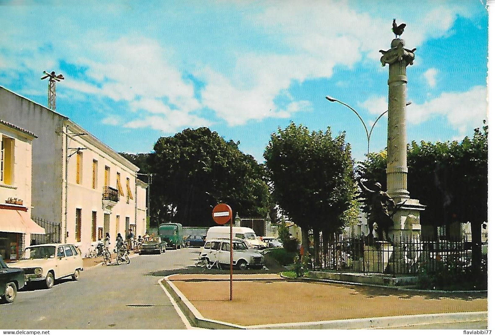 ST MICHEL EN L'HERM - ( 85 ) - Place De La Mairie    ( C. P. M. - Gd - Ft ) - Saint Michel En L'Herm