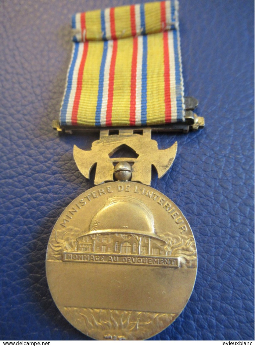 Médaille Pompiers/République Française/Ministère De L'Intérieur/Hommage Au Dévouement/Bélière Mobile/Vers 1950    MED442 - France