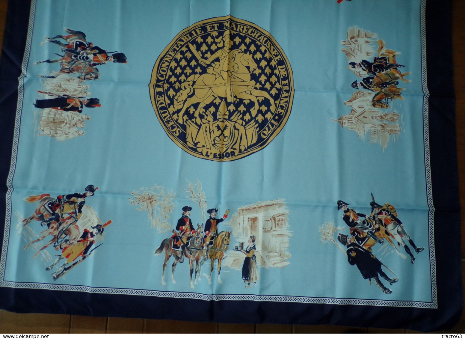 FOULARD DU SCEAU DE LA CONNETABLIE ET MARECHAUSSEE DE FRANCE 1770 , L'ESSOR , DIMENSION 75 CM X 75 CM , 100% POLYESTER F - Police & Gendarmerie