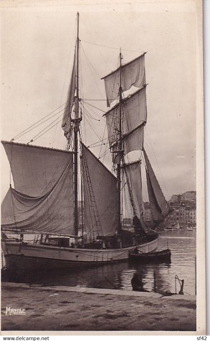 MARSEILLE               UN VOILIER DANS LE VIEUX PORT ... - Voiliers