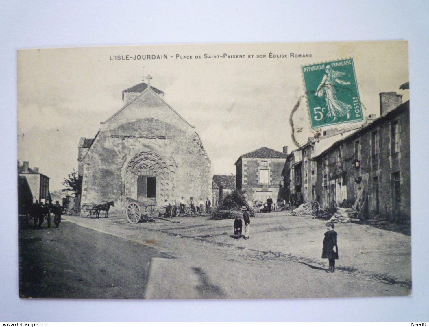 L 50  L'ISLE-JOURDAIN  (Vienne)  :  Place De SAINT-PAIXENT  Et Son Eglise Romane   XXX - L'Isle Jourdain