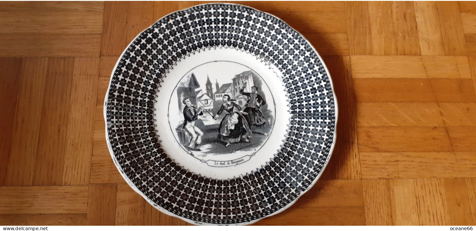 Assiette Parlante Le Duel De Benjamin Opaque De Sarreguemines - Plates